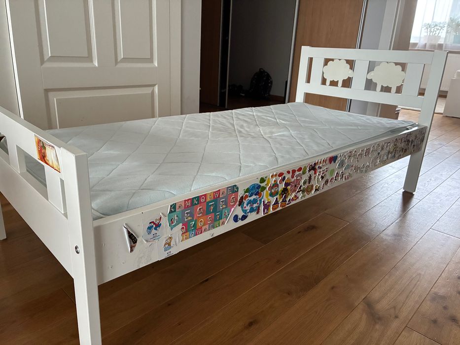 Łóżko dziecięce Ikea z materacem i stelażem