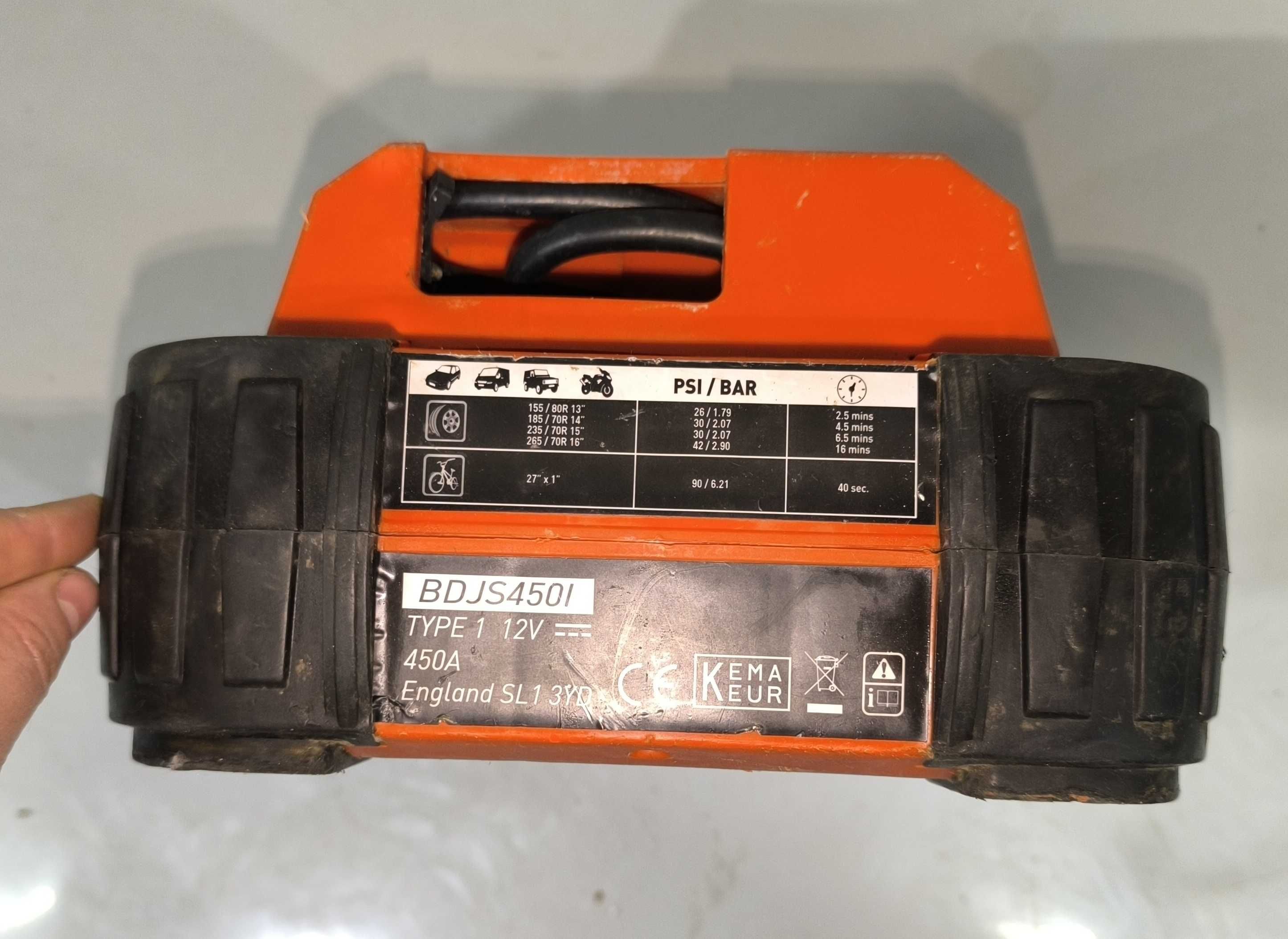 Пусковий пристрій + автокомпресор Black Decker BDJS450I Jump starter