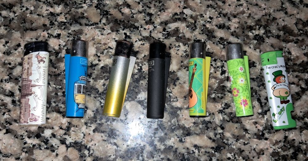 Conjunto de 7 isqueiros para coleção