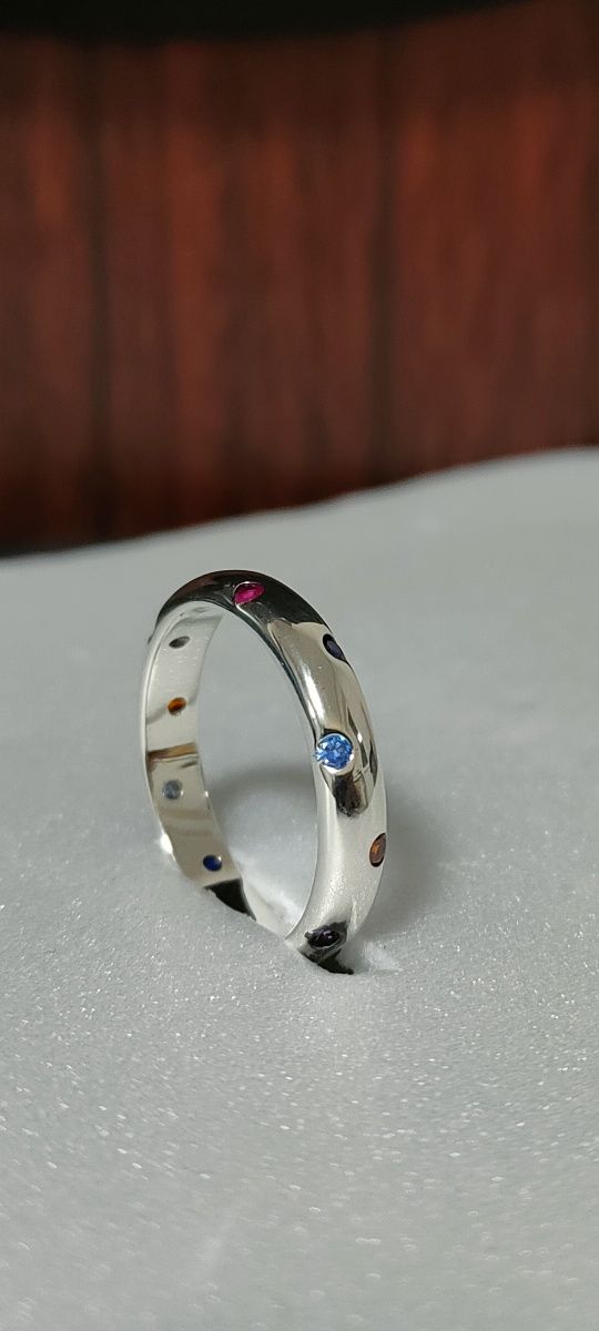 Серебряное кольцо инкрустированное камнями каблучка