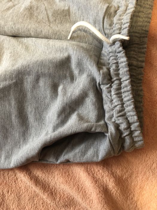 Спортивные серые штаны с манжетами