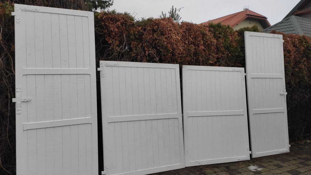 Okiennice z litego drewna z zawiasami.