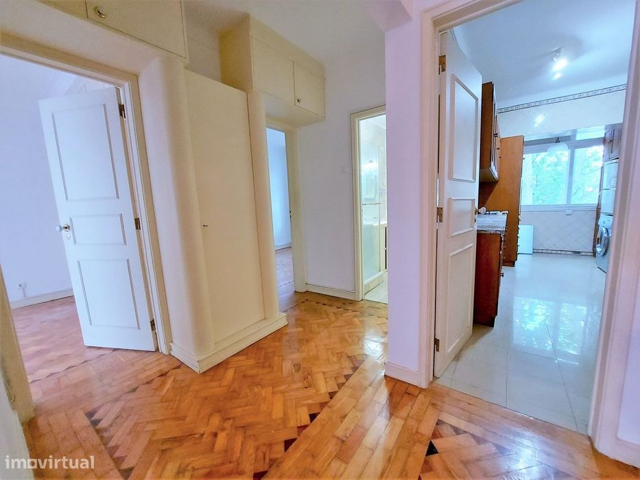 Estrada Luz/Torres de Lisboa;  equipado;  roupeiros;  Parque Verde