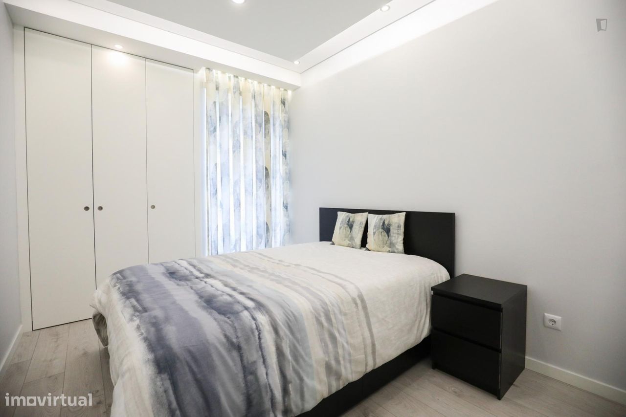 634970 - Quarto com cama de casal e varanda em...