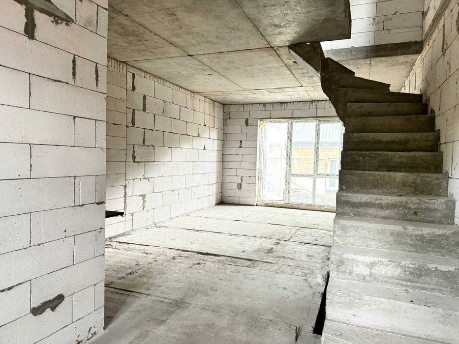 Продаж таунхаусу з підвалом у м.Вишневе, без ремонту