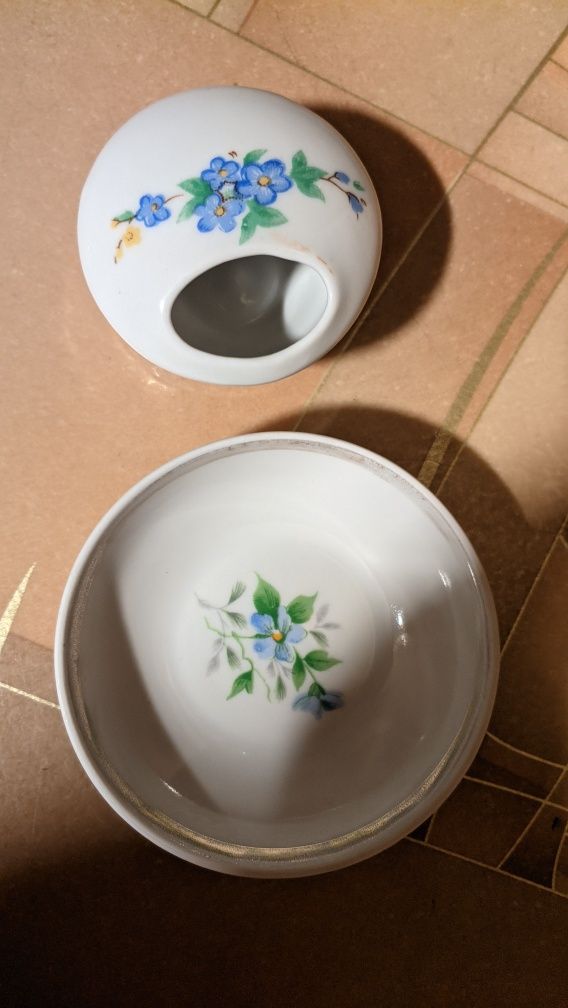 Продам фарфоровые солонки,и горчичницы,Ссср