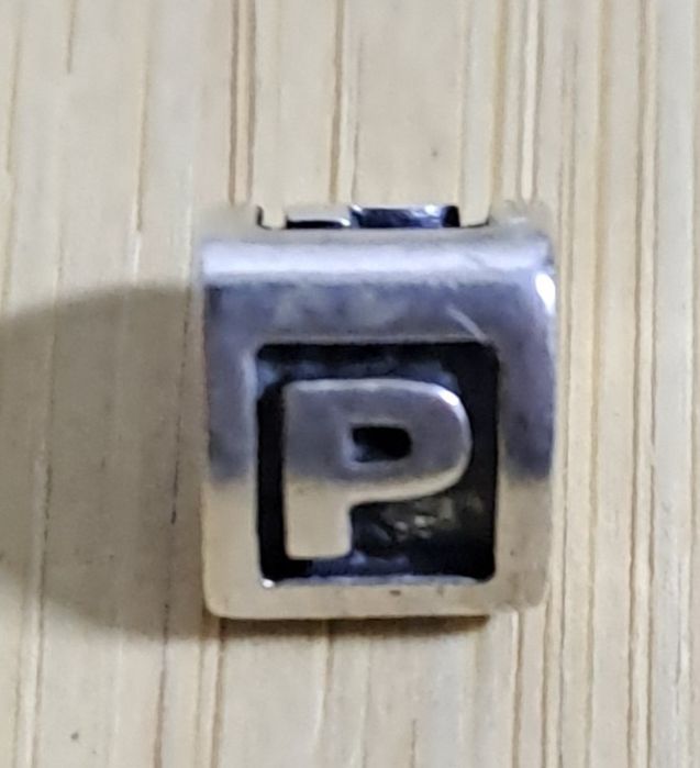 Conta Pandora Letra P em Prata 926 Estimada