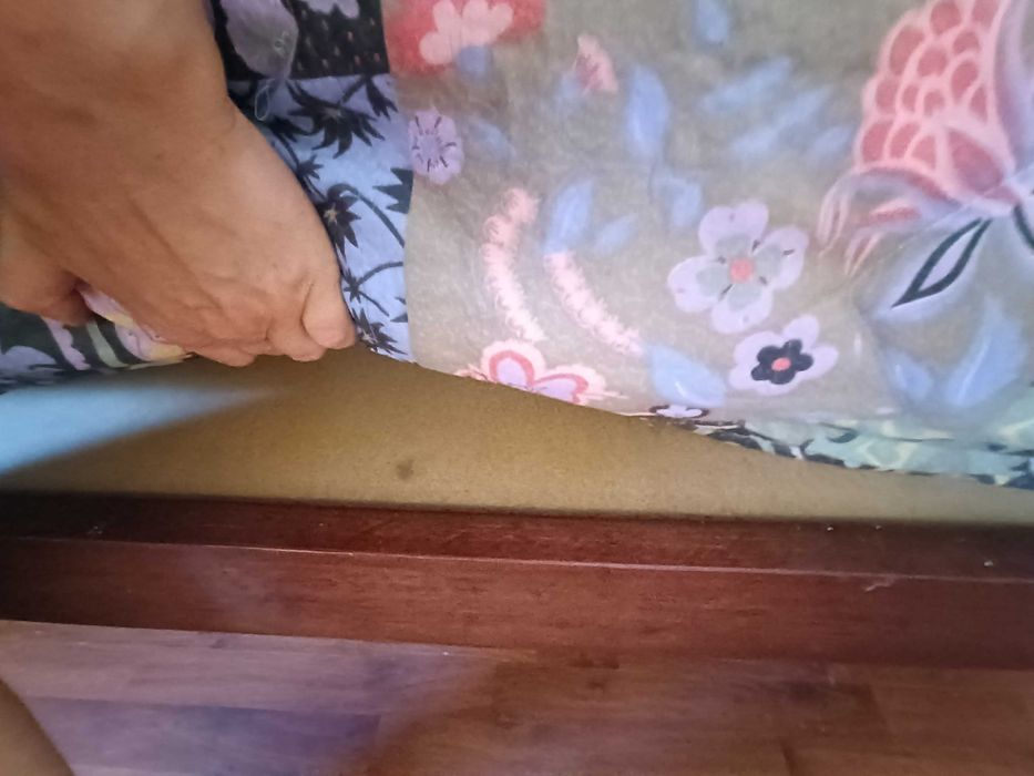 Cama de solteiro nova, em mogno. Com ou sem colchão. Há 3 iguais.