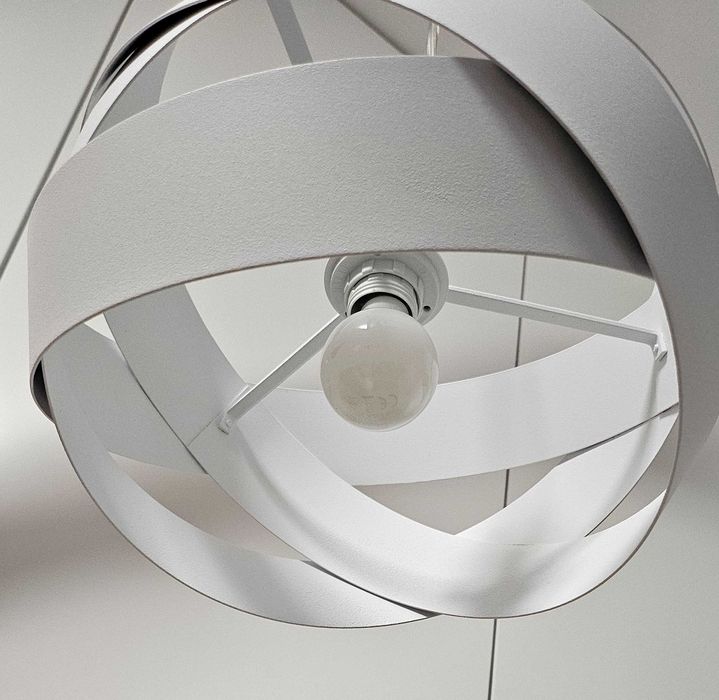 Lampa wisząca w kolorze białym, z metalu