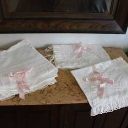 Antigo lençol  de casal bordado em linho com duas fronhas