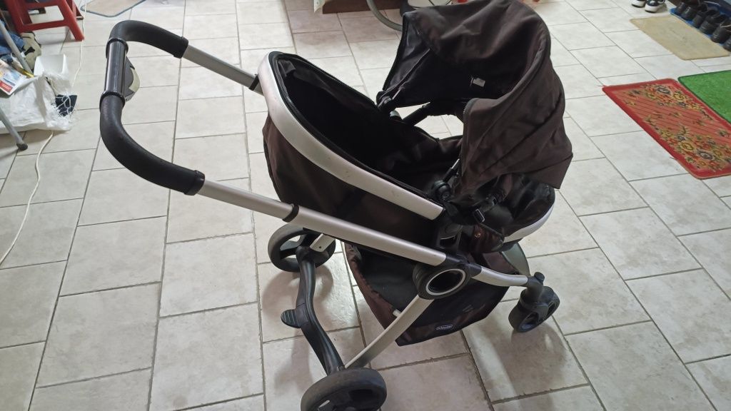 Carrinho de bébé, em bom estado, da marca Chicco, mod. Urban.