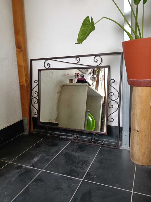 Espelho com moldura em ferro