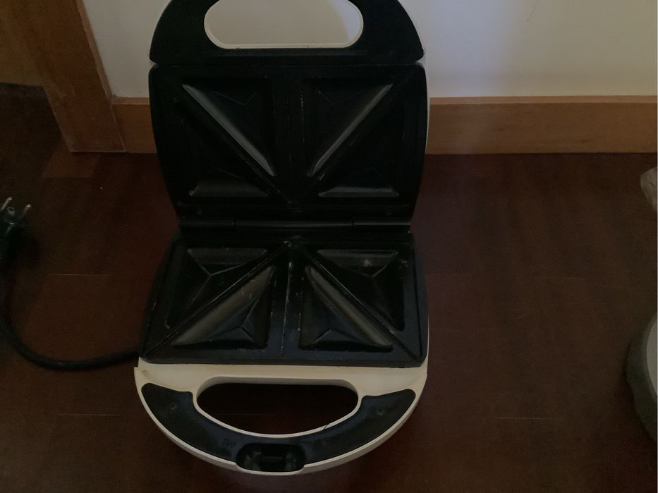 Sanduicheiras, uma completamente nova, ainda na caixa e uma usada.