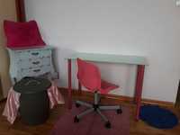 Biurko krzesło stół stolik dywan