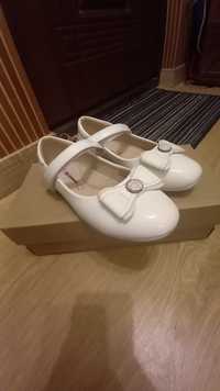 Продам білі туфлі для дівчинки