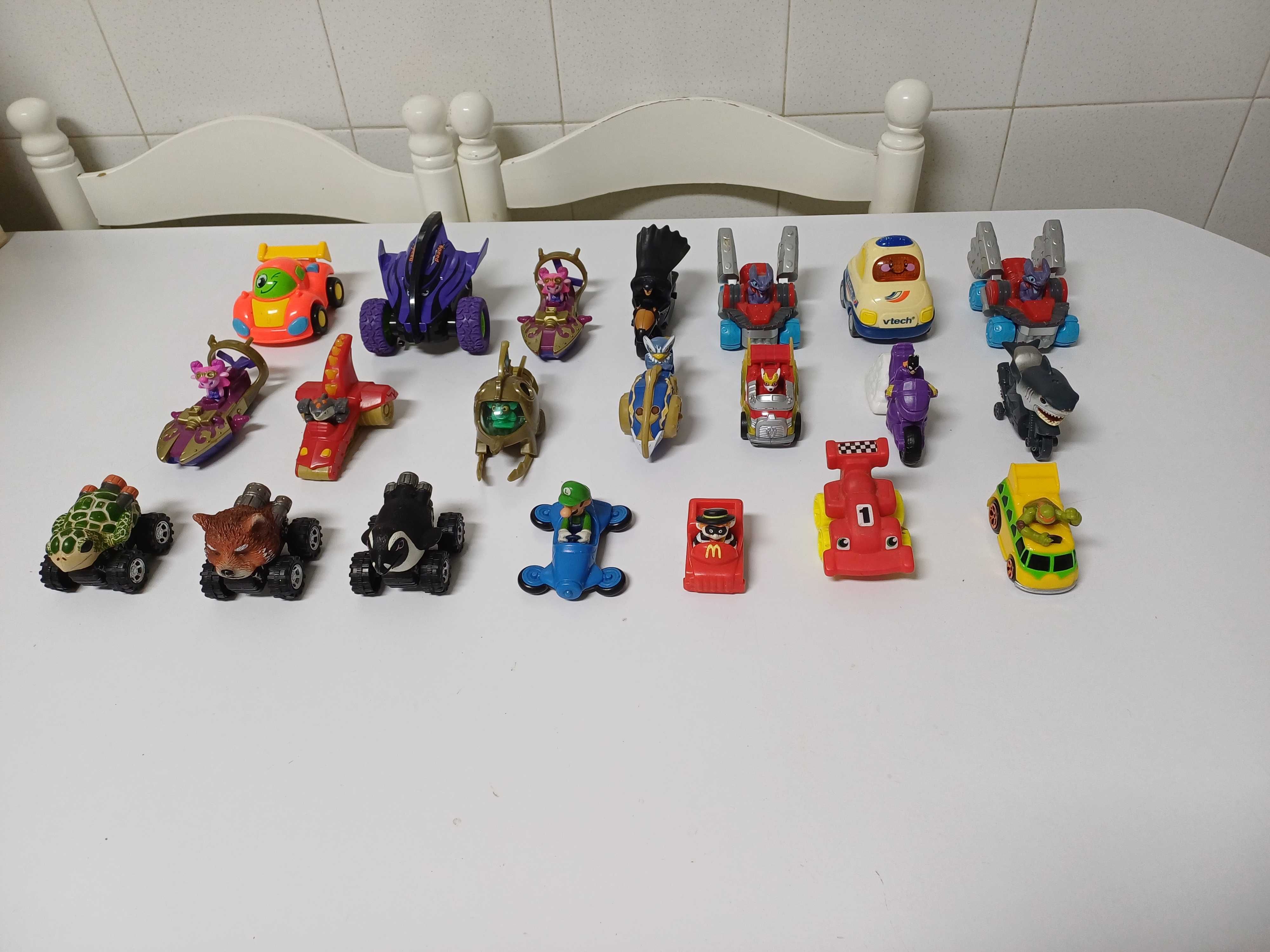 Carros e motos com figuras e personagens 21 unidades