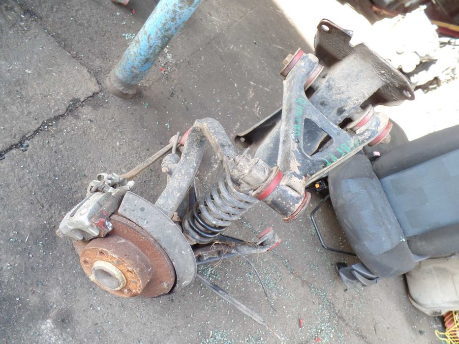 Lis5 Mocowanie amortyzatora audi a4 b5 QUATTRO prawy tylny