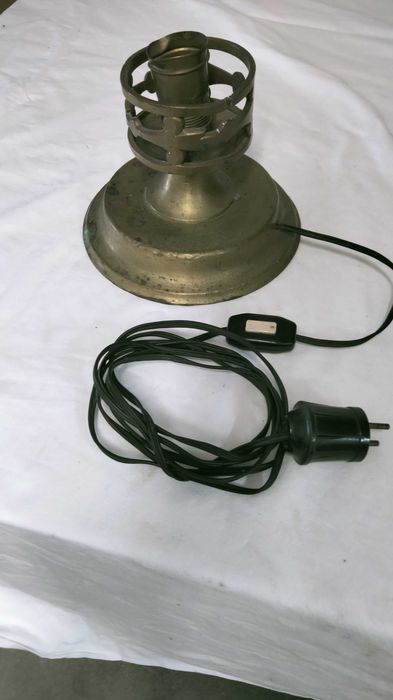 Lampa z mosiądzu.