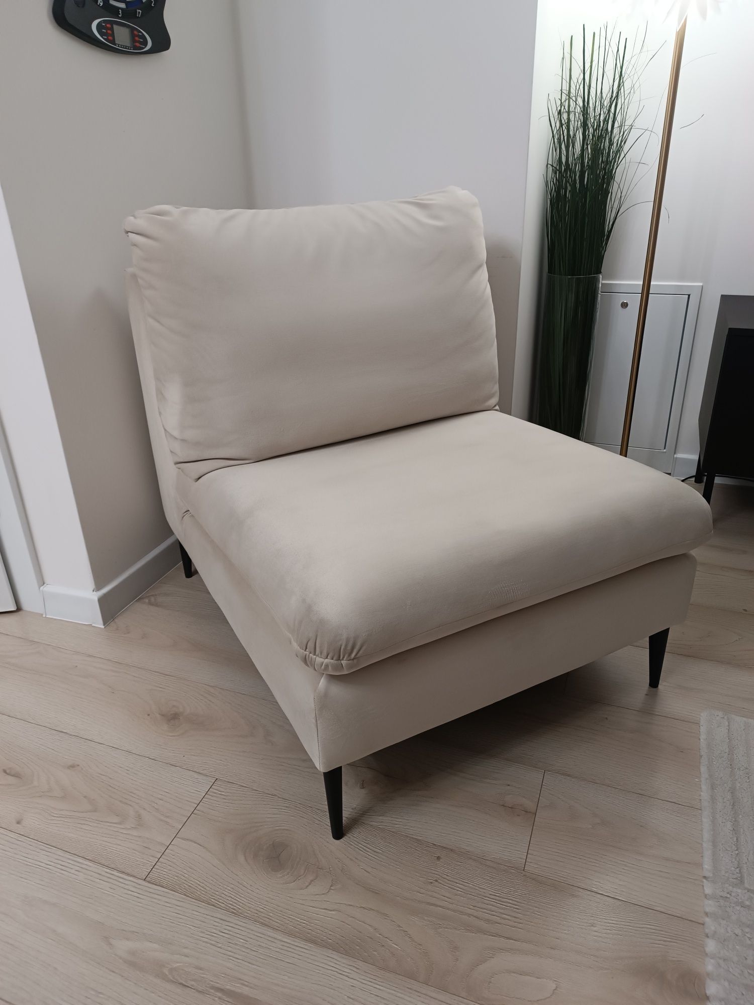 Fotel lezanka sofa jednoosobowa szezlong bezowy welur