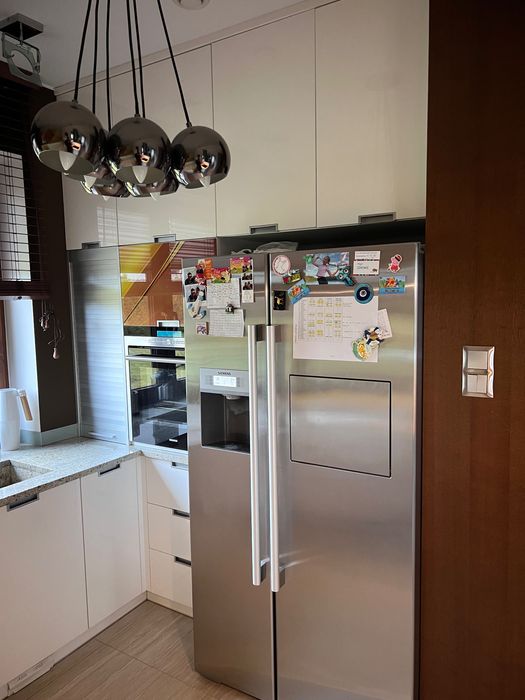 Meble kuchenne, z kamiennymi blatami, białe lakierowane, okucia Blum