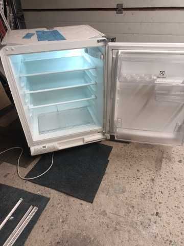 Lodówka podblatowa.