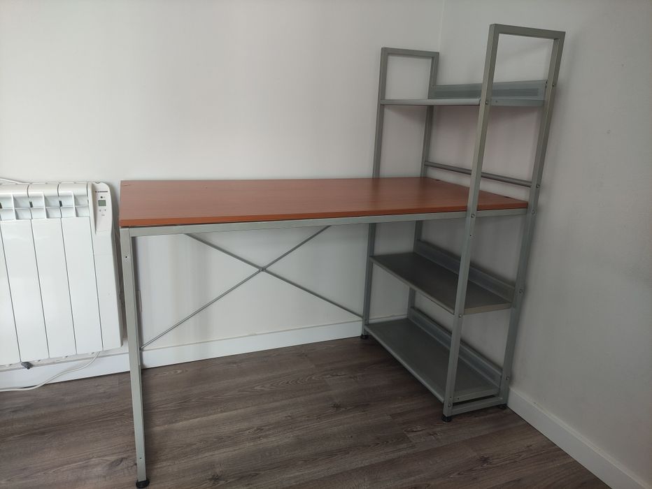 Secretária com prateleiras