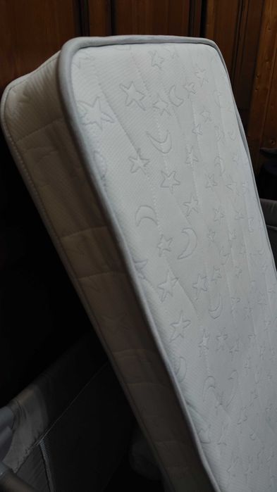 Cama de viagem zy Baby, como nova, com colchão tripartido incluído.