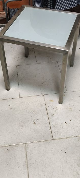 Duas mesas em inox, tampo vidro laminado fosco