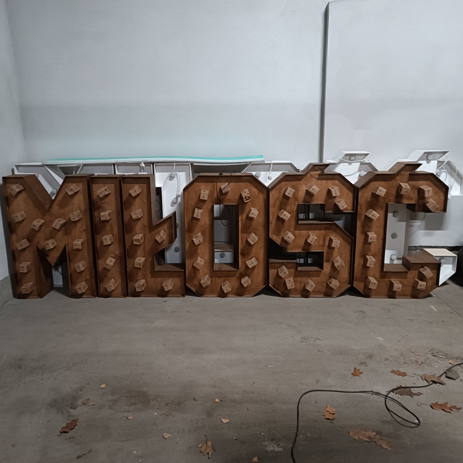 Sprzedam DUŻY rustykalny napis "MIŁOŚĆ" stan idealny, jak nowy!