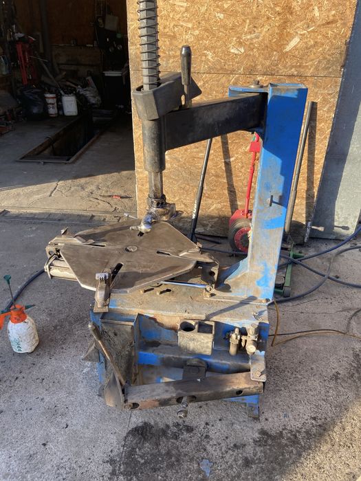 Шиномонтажний стенд