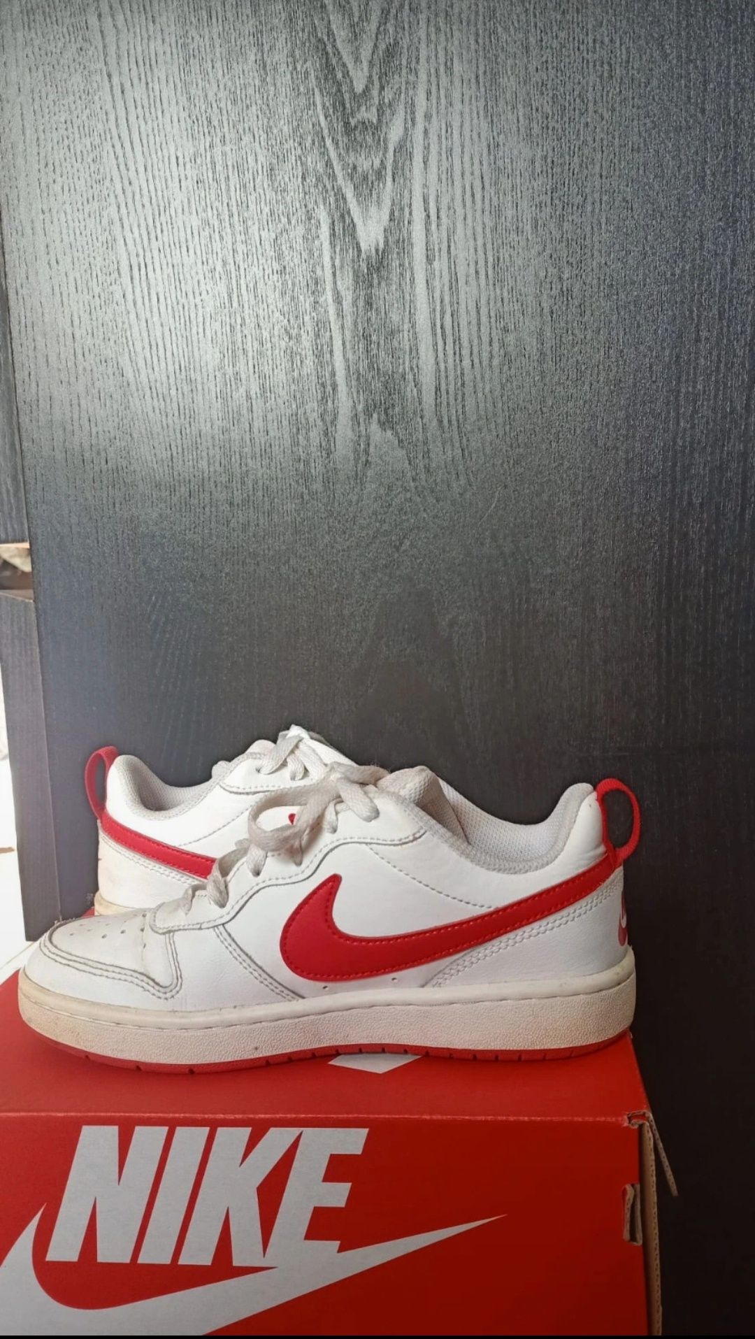 Sapatilhas Nike com swosh vermelho