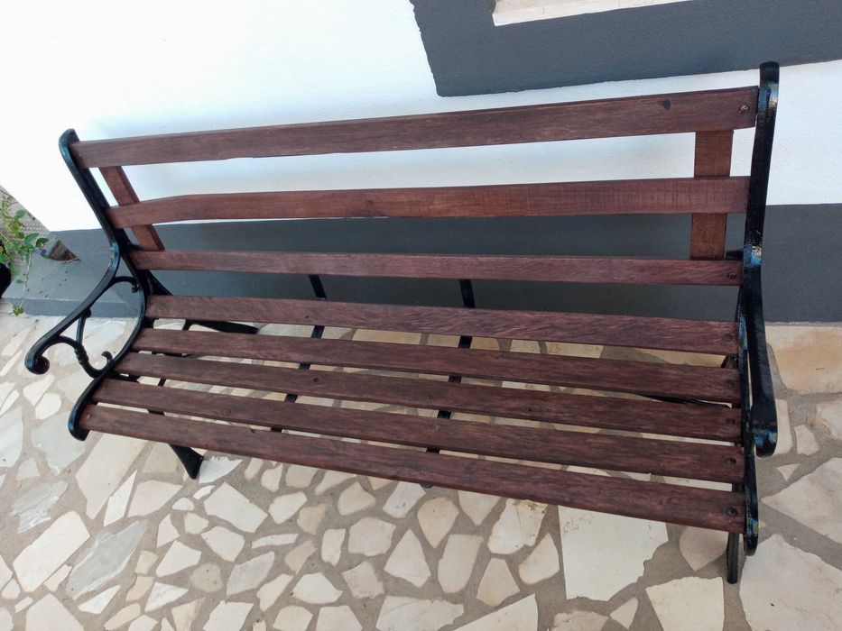 Lindo banco de jardim restaurado