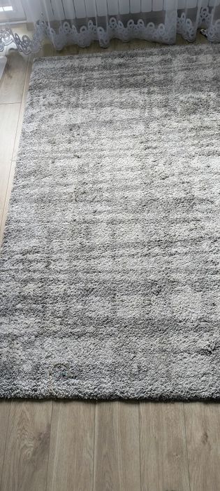 Dywan w odcieniach szarości