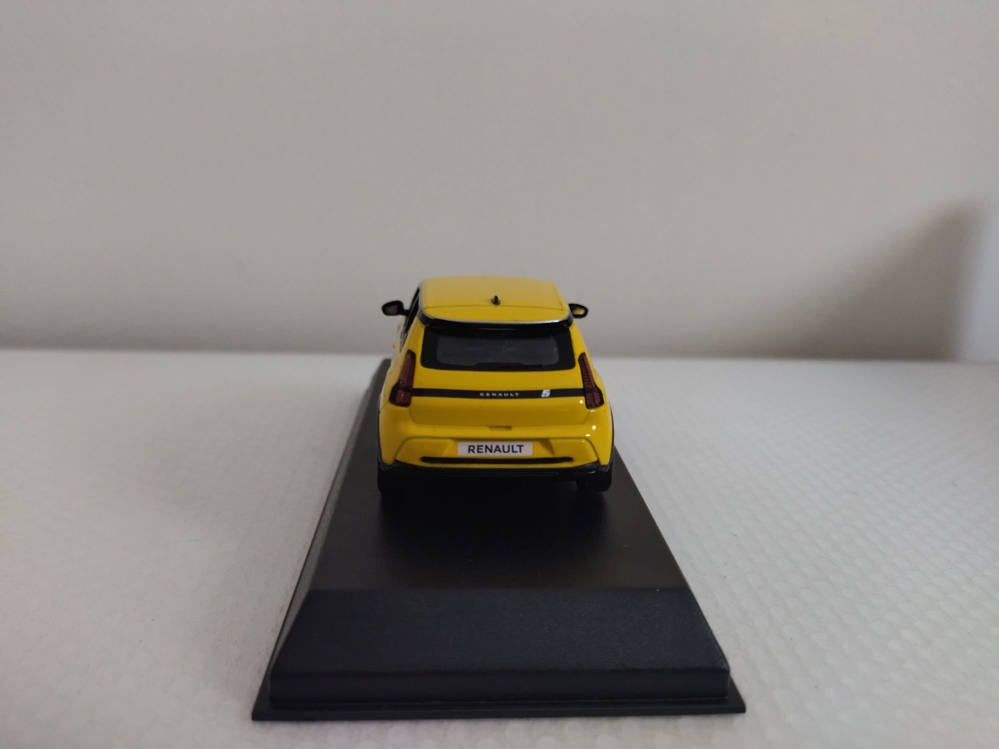 Miniatura Renault 5 E-Tech Nova 1/43