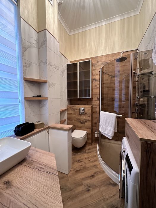 Продається двох кімнатна+ кухня студія+ підвал з Сауною і кімнатою