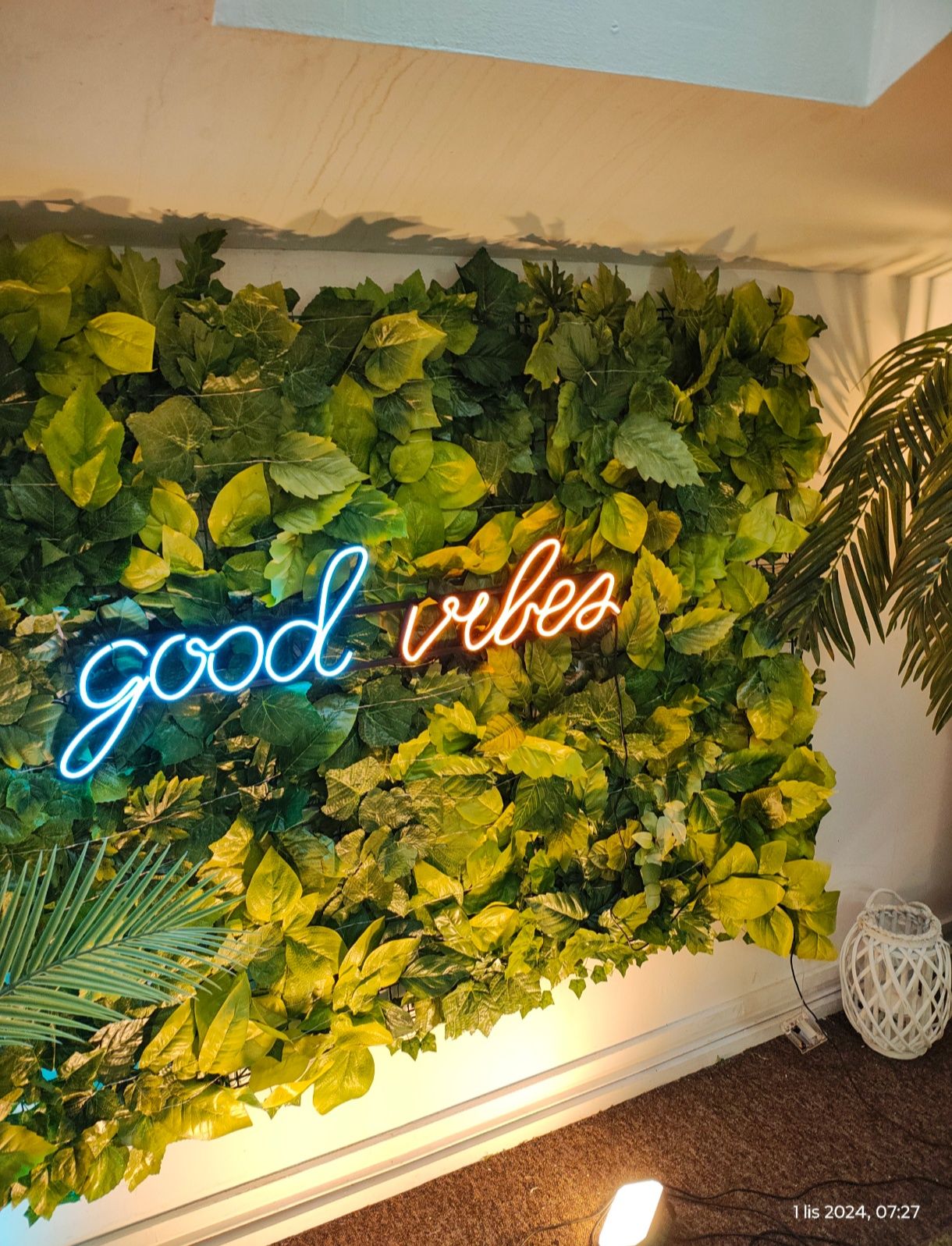 Neon napis Good Vibes śliczny