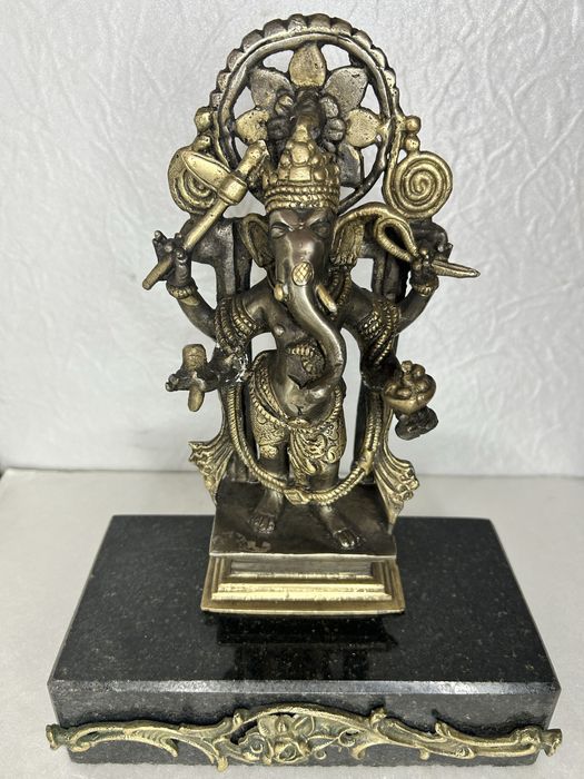 Антична бронзова статуя на мраморном питистале  Ганеші у позолоті