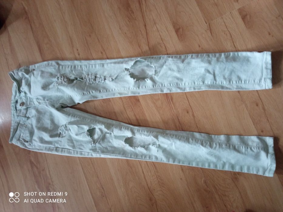 Spodnie z dziurkami dla dziewczynki