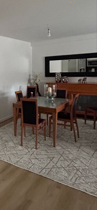 Mesa em cerejeira com seis cadeiras mais uma vitrine