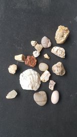Zestaw surowych, naturalnych kamieni do kolekcji lub wyrobu bizuterii