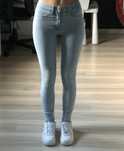 jasno niebieskie skinny jeansy z średnim stanem