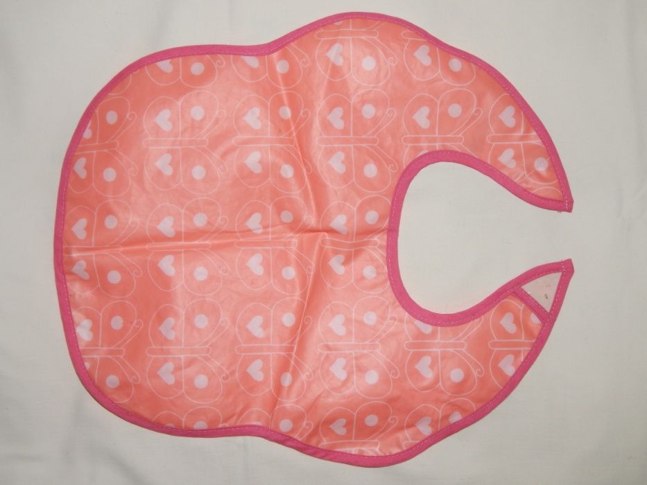 Розовый слюнявчик TU с застежкой-липучкой.