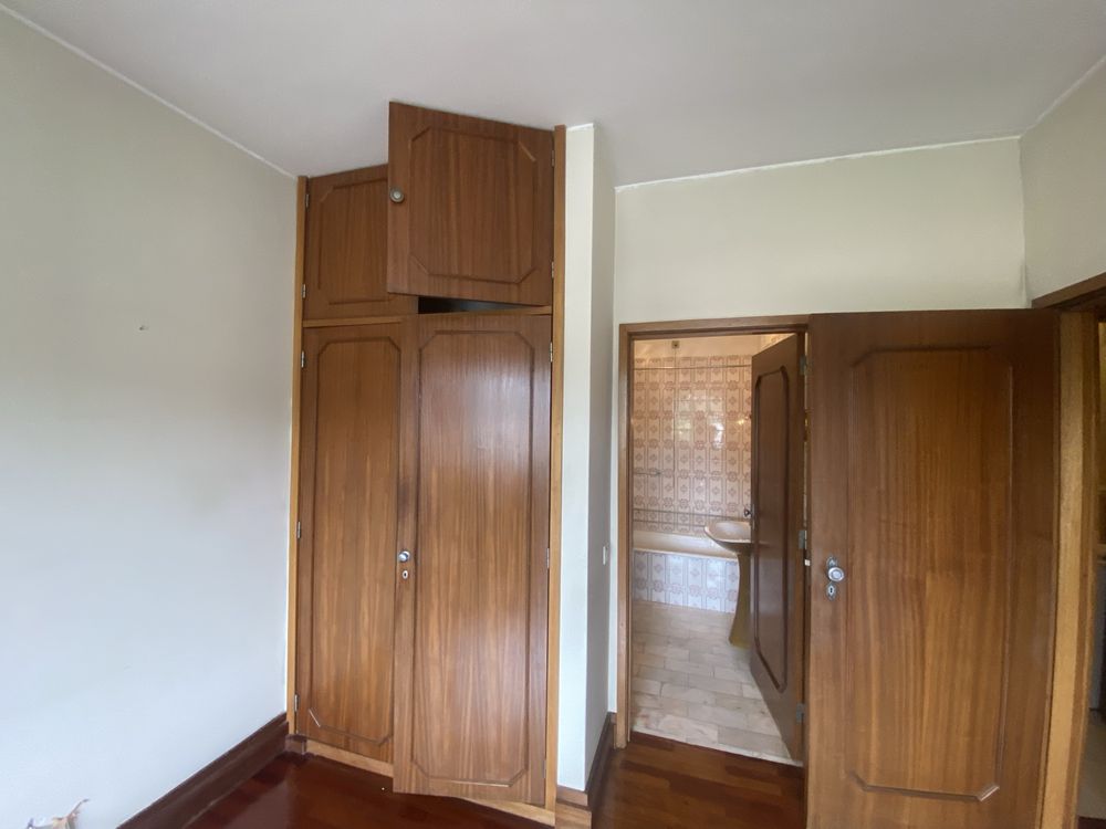 Portas e Roupeiros com aros e ferragens
