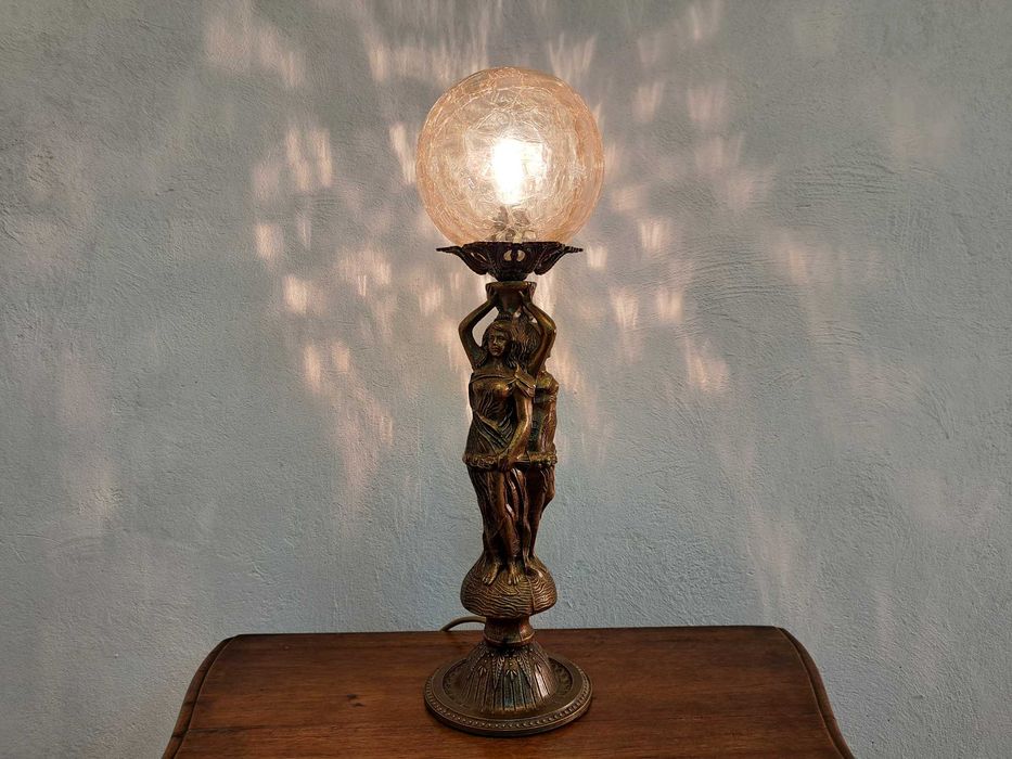 Lampa figuralna stołowa mosiężna 3 kobiety kariatydy kula art deco