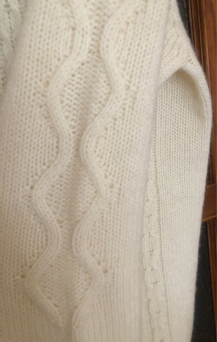 PINKO.Оригинал . Италия . Шерсть. Новый . М.