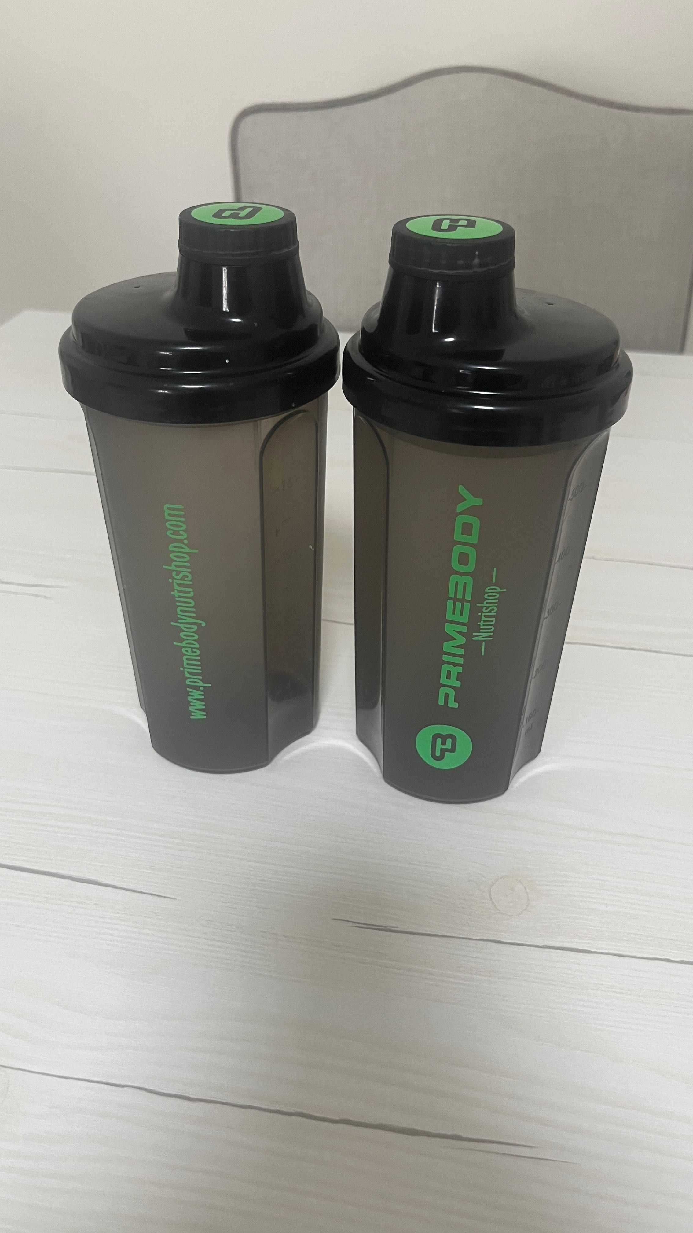Dois shakers de proteína da marca Primebody