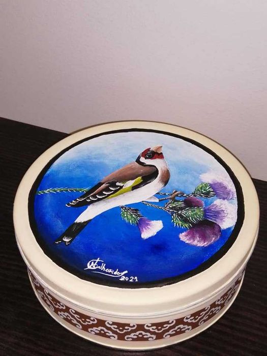 Lata decorada com o tema natureza (pintura à mão)