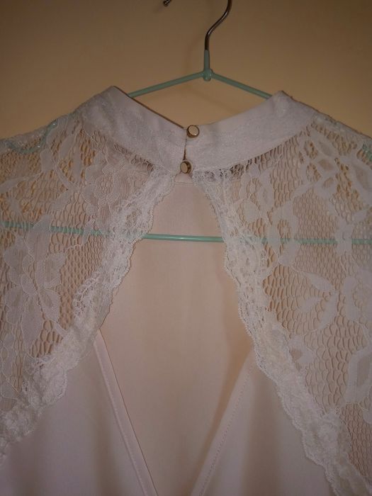 Bluzka Orsay z koronką i ozdobnymi plecami