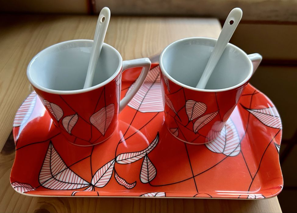 Conjunto de duas xícaras de café com tabuleiro