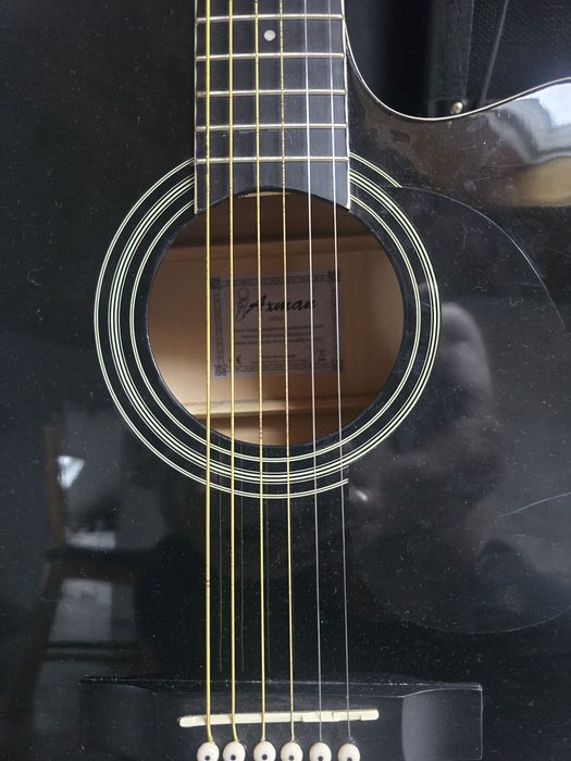 Gitara elektroakustyczna.